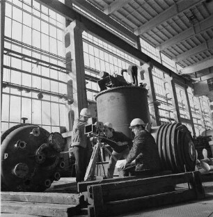 Rudisleben. VEB Chemieanlagenbau Erfurt - Rudisleben. Werkhalle, Behälterbau. Mitglieder des betrieblichen Filmzirkels bei Dreharbeiten mit der Schmalfilmkamera