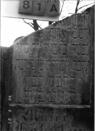 Grabstein 81 (Index: 100116228) Material: Sandstein Zustand: obere Hälfte der Stele schräg abgebrochen mit Textverlust Maße HxBxT: 120x54x18 cm Beschreibung: aufgesockelte Stele mit eingetieftem Schriftfeld: Grabstein 81A