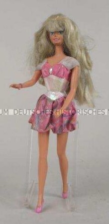 Barbie (Skipper?) im rosa Minikleid