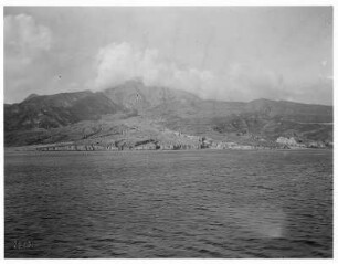 Blick vom Schiff auf Insel Martinique mit Mount Pelée