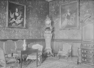 Moritzburg. Schloss. Raum im 1. Stock. Ecke mit Sitzmöbeln und Standuhr