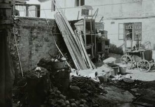 Güstrow. Fachwerkhaus der inneren Altstadt. Hof mit Abfallbehältern und Kaninchenstall