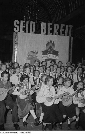 Musikalische Darbietung von Pionieren
