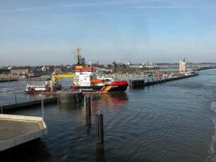 Cuxhaven - Hafengelände mit Boot der Küstenwache : Schiff der Küstenwache im Seehafen von Cuxhaven, aufgenommen am 24. November 2004