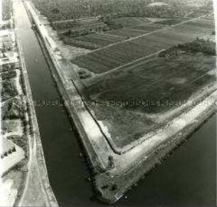 Luftaufnahme der Sektorengrenze am Teltow-Kanal