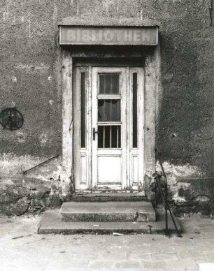 Dresden-Löbtau. Wohnhaus mit Läden, Kesselsdorfer Straße 80. Eingang zu ehem. Stadtbezirksbibliothek West, Zweigstelle Löbtau