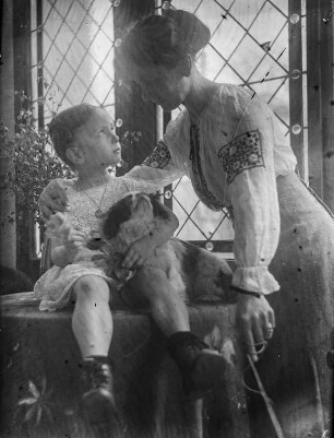 Elfriede Apel : Portrait Elfriede Apel mit ihrer Tochter Friederike, aufgenommen vermutlich in Dresden, Regerstraße 22