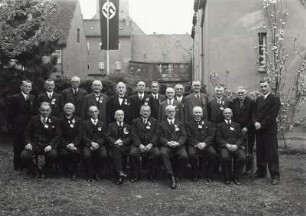 Gruppenbild zur Goldenen Konfirmation. Die Herren