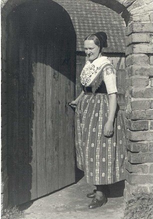 Festtracht aus Spohla : Kleidung - Hoyerswerdaer Tracht. Ort: Spale / Spohla. Festtracht einer verheirateten Sorbin