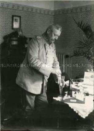 Paul von Hindenburg (in seiner Wohnung?)