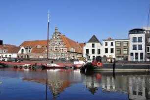 Leiden - Stadthafen : Am Stadthafen steht auch das 1612 erbaute Giebelhaus "Stadstimmerwerf", aufgenommen am 6. April 2010 in Leiden