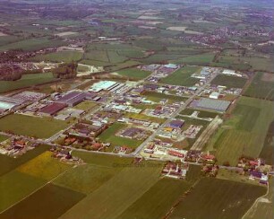 Gewerbegebiet am Beimoorweg: Luftbild: Blick nach Nordwesten: hinten diagonal Bahnstrecke zwischen Hamburg und Lübeck, dahinter Mitte links Gartenholz, unten Beimoorweg, oben rechts Delingsdorf, im Hintergrund rechts Bargteheide, im Hintergrund links Ammersbek