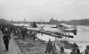 Dresden-Johannstadt, Wasserflugplatz, Junkers-Verkehrsflugzeug F 13 auf Schwimmern am Landesteg der Linie Dresden - Hamburg