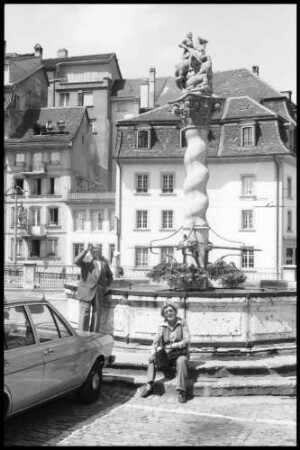 Fribourg: Marktplatz mit Parkplatz und Brunnen