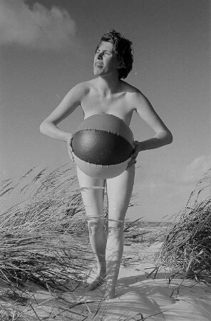 Renate Rössing nackt mit einem Wasserball am Strand