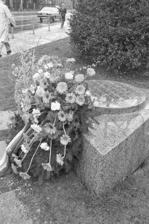 Kranzniederlegung am Mahnmal für die Opfer des RAF-Attentats auf Generalbundesanwalt Siegfried Buback, seinen Kraftfahrer Wolfgang Göbel und Justizhauptwachtmeister Georg Wurster