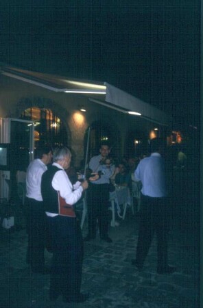 Bourgogne. Geiger einer Café-Haus-Kapelle