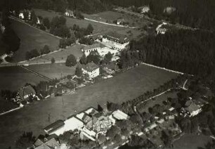 Bärenfels (Altenberg-Bärenfels). Ortsteilansicht mit Hotel Felsenburg und Kurhaus Kaiserhof. Luftbild-Schrägaufnahme