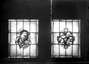 Glasfenster mit Christus mit der Dornenkrone und Lamm Gottes : Glasfenster mit Christus mit der Dornenkrone und Lamm Gottes. Glasmalerei (vor 1948; M. Helas)