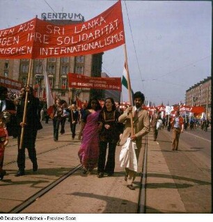 Demonstrationszug zum 1. Mai. Teilnehmer mit Transparent "Studenten aus Ceylon bekräftigen ihre Solidarität mit dem proletarischen Internationalismus"