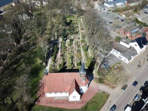 Reinfeld: Luftbild der Matthias-Claudius-Kirche in Richtung Norden, dahinter Kirchhof