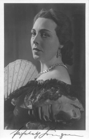 Elisabeth Höngen als Adelaide in "Arabella" von Richard Strauss. Fotografie (Weltpostkarte mit Autogramm) von Reinhard Berger, 1939?