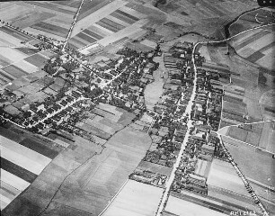 Luppa. Ortsteile Deutsch- und Wendischluppa beiderseits der Luppa - Aue. Luftbildschrägaufnahme von Südwesten