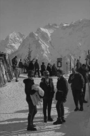 Mittenwald: Sportler und Sonnenanbeter, Hintergrund Karwendel, St. Anton-Haus