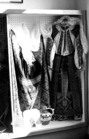 Freiburg: Rumänisches Institut; Vitrine mit Kostüm und Rock mit Vase