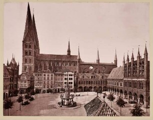 Marktplatz mit Brunnen und Rathaus in Lübeck