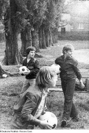 Ballspielende Kinder