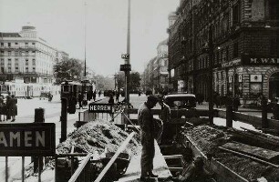 Wien I. Hotel Bristol, Opernring, gegenüber der Häuser rechts, die Staatsoper (nicht im Bilde)