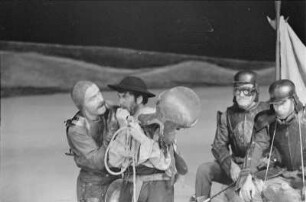 Szenenbilder aus "Der Nachbar des Herrn Pansa", Schauspiel von Günter Rücker in der Inszenierung von Friedo Solter (Bühnenbild: Wolfgang Mattheuer). Deutsches Theater Berlin, 11.10.1969 (Uraufführung Oktober 1969)