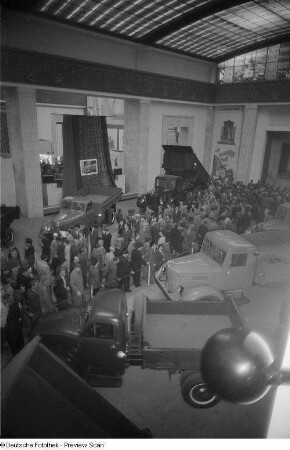 LKW im sowjetischen Pavillon der Leipziger Herbstmesse 1954
