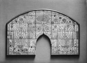 Fliesenfeld mit farbigen Blumen auf weißem Grund : Orientalisches Fliesenfeld mit farbigen Blumen auf weißem Grund (17. Jahrhundert). Dresden, Kunstgewerbemuseum