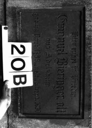 Grabstein 20 (Index: 100079847) Material: Sandstein, weiße Marmorplatte Zustand: gut Maße HxBxT: 180x60x26 cm Beschreibung: Stele, getreppter Sockel, Giebel mit Mittel- und Eckakroteren, rechteckige Schriftfelder eingetieft Symbolik: Blätter, gestelztes Rundbogenflies: Grabstein 20B