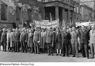 Aufnahmen von den Feierlichkeiten zum 1. Mai 1946 in Berlin : Parteivorstand der SED im Demonstrationszug; Unter den Linden (von links nach rechts: Hermann Matern, Wilhelm Pieck (4.von links), Käthe Kern, Otto Grotewohl und Walter Ulbricht)