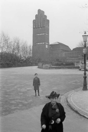 Hochzeitsturm : "Der Hochzeitsturm (auch "Fünf-Finger-Turm") in Darmstadt. Im Vordergrund Franz Kupferschmidts Frau und sein Sohn."