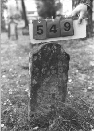 Grabstein 549 (Index: 99787924) Material: Sandstein Zustand: sehr stark verwittert mit sehr großem Textverlust Maße HxBxT: 54x23x9 cm Besonderheit: Kindergrab: Grabstein 549