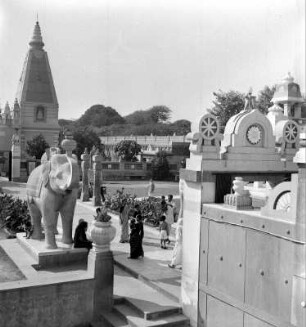 "Unterwegs". Buddhistischer Tempel : Indien. "Unterwegs". Buddhistischer Tempel