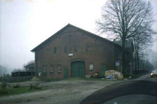 Bünningstedt: Dorfstraße: Bauernhaus: traufständiger Wirtschaftstrakt, Giebelseite mit Scheunentor: rechts hinten giebelständiger Wohntrakt