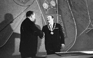 Stiftung einer neuen Amtskette durch die Karlsruher Handwerkerschaft an Oberbürgermeister Günther Klotz.