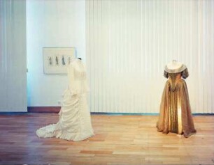 Modezeichnungen (wohl um 1925; M. Junge), Damenkleid im Stil der Gründerzeit (2002/2003; D. Haas) und Damenkleid im Stil des Frühbarock (2002/2003; L. Krammer)