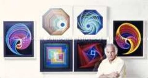 Henry Ries vor einer Ausstellungswand mit Helioptix