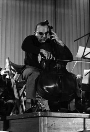 Donaueschingen: Donaueschinger Musiktage; Ernest Bour dirigiert und Siegfried Palm, Violoncello; Uraufführung von Penderecki