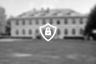 Goetheallee 3: [ehemaliges] Victor-Gollancz-Haus (ehemalige Villa Dobbertin): Blick von Süden: davor Terrasse: vorn Grünfläche: 12. [Name maskiert]