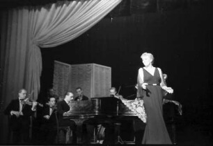 Berlin: Kabarett der Komiker; Olga Rinnebach singt