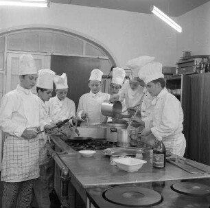 Marburg. Auszubildende der Hotelfachklasse beim Kochen