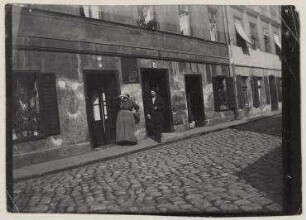 Ohne Titel (Straße (Hausnummer 4) mit Frau und Mann; möglicherweise Parochialstraße)