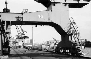 Karlsruhe: Rheinhafen mit Kai und Kran